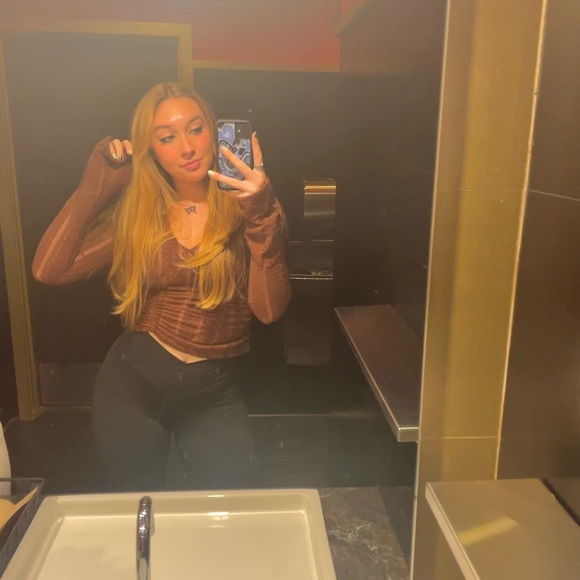 Meet your Posher, Natalie - Picture 3 of 3